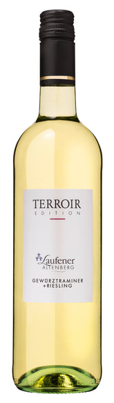 Eine elegant präsentierte Flasche der Terroir Edition Laufener Altenberg, gefüllt mit einem hellgelben Gewürztraminer + Riesling Cuvée, komplett mit schwarzem Schraubverschluss und goldener Banderole.